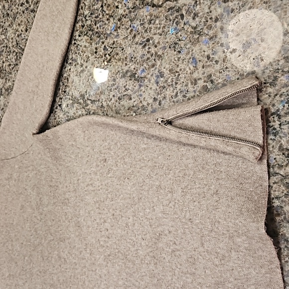 NANETTE LAPORE, SZ. XS, GRAY SWEATER WITH LONG SLEEVES WITH WHITE CUFFS. - Picture 12 of 16